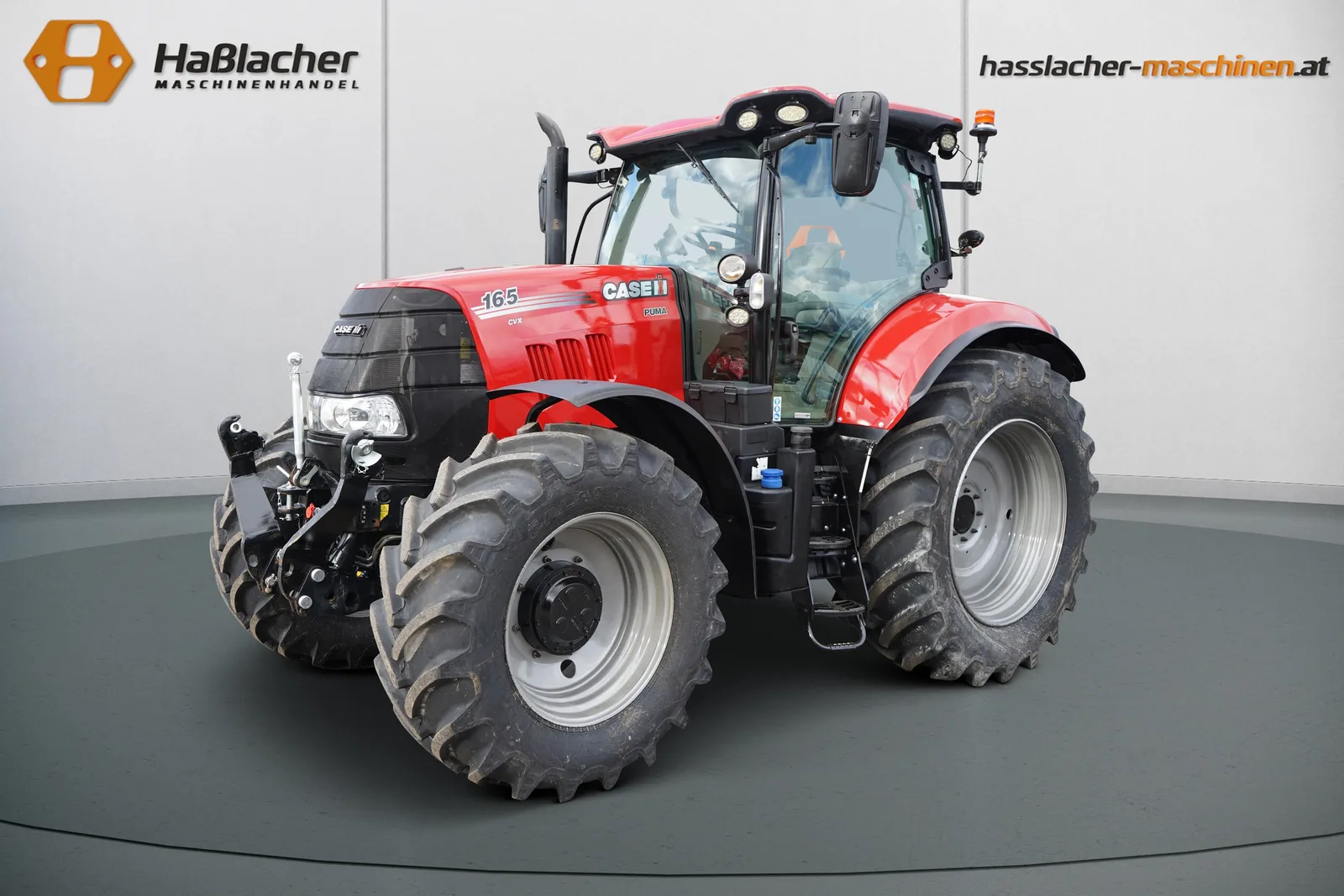 Roter Case IH Traktor vor der Haßlacher-Fotowand