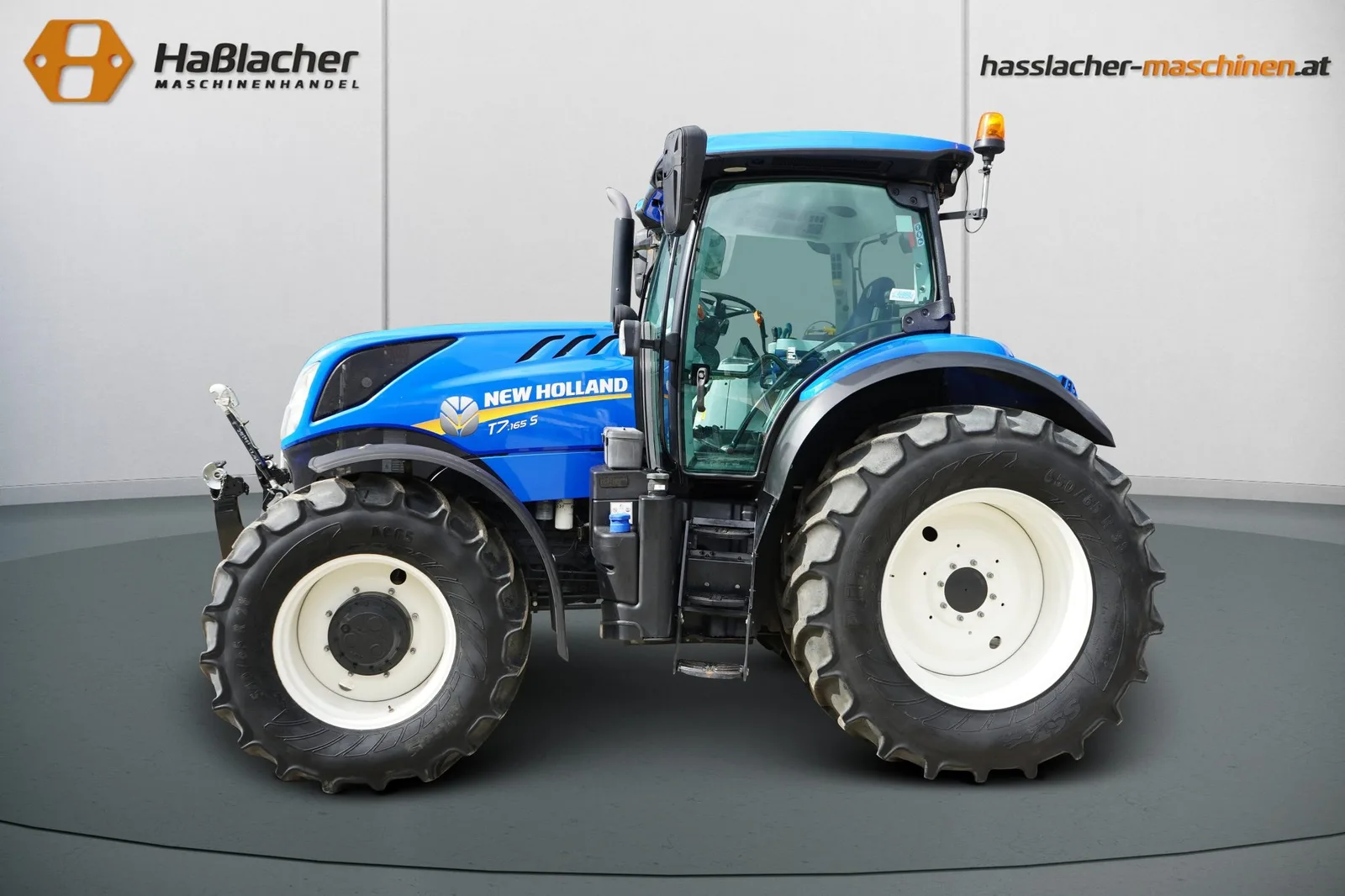 Hellblauer New Holland Traktor vor der Haßlacher-Fotowand