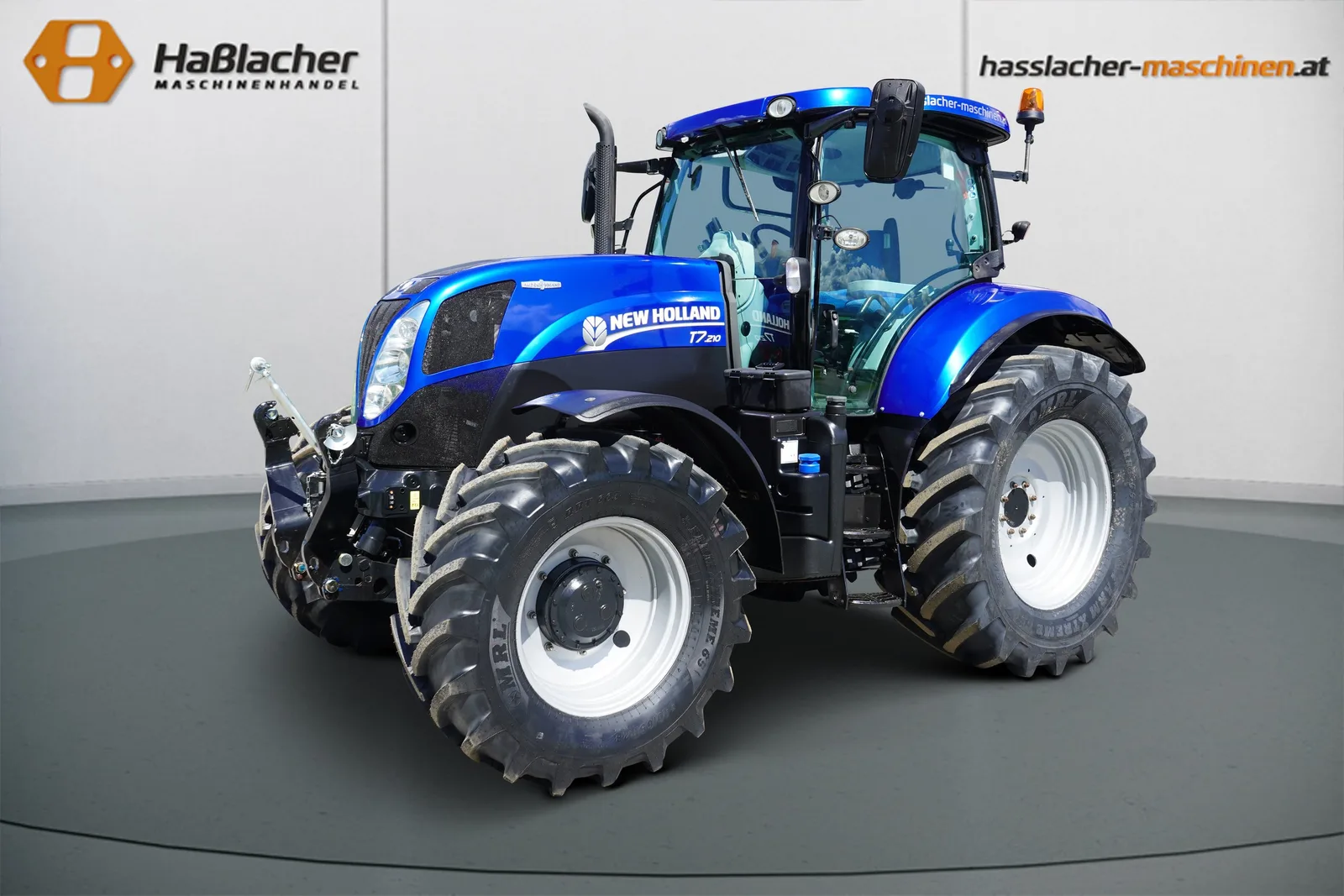 Dunkelblauer New Holland Traktor von der Seite vor der Haßlacher-Fotowand