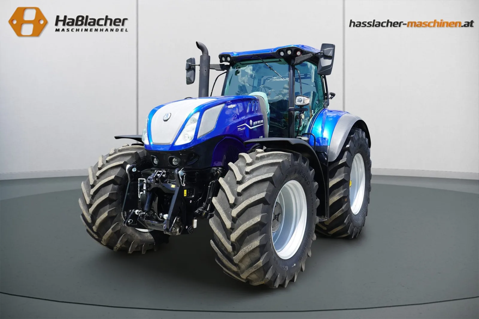 Blauer New Holland Traktor von vorne vor der Haßlacher-Fotowand
