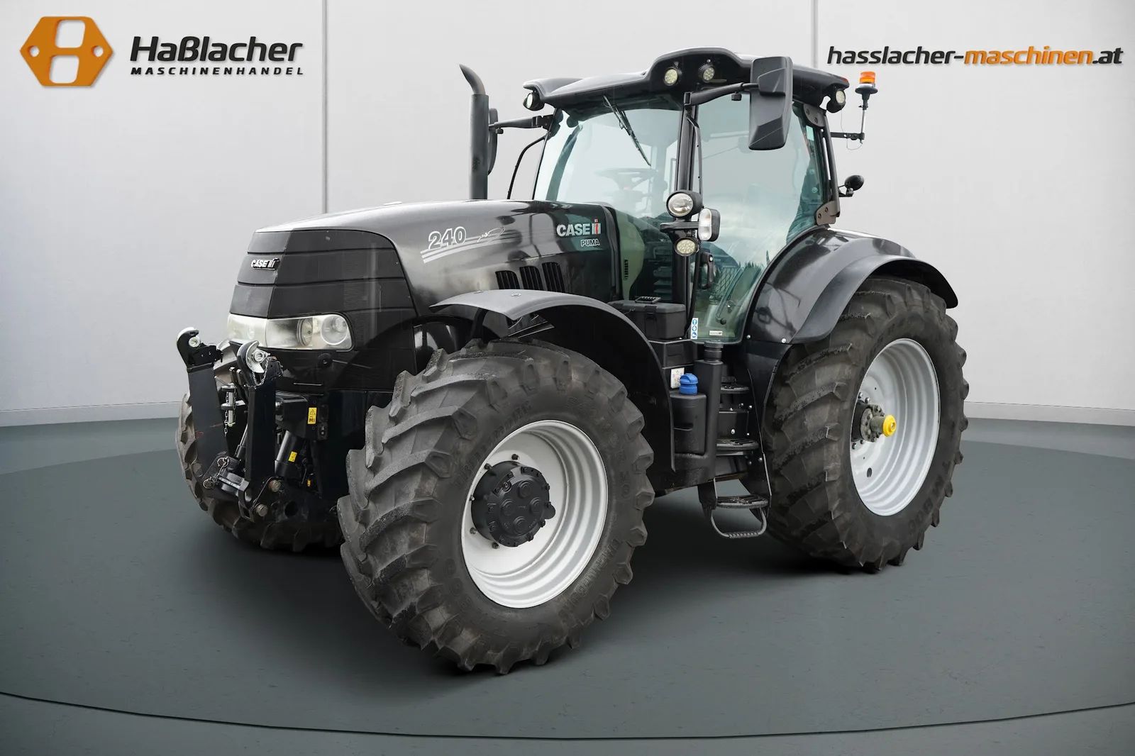 Schwarzer Case IH Puma Traktor vor der Haßlacher-Fotowand