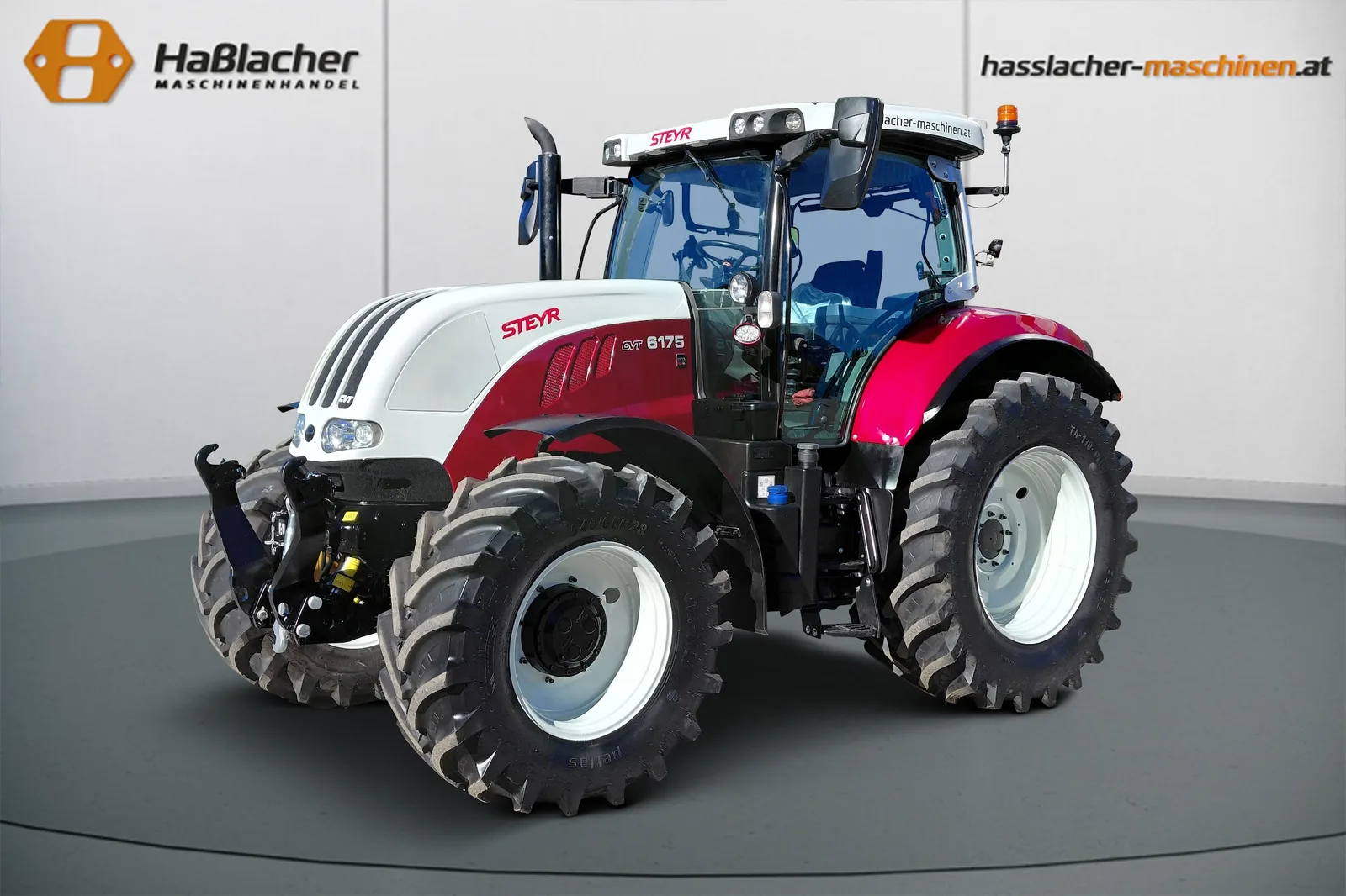 Steyr 6175 Traktor in Weiß und Rot vor der Haßlacher-Fotowand